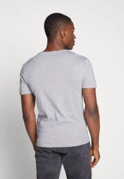 Pier One 3 Pack- T-Shirts - Black, Grey, Green 10 Pier One 3 Pack- T-Shirts - Black, Grey, Green -Pier One b3e2272097fd45d28e31884f564c0681